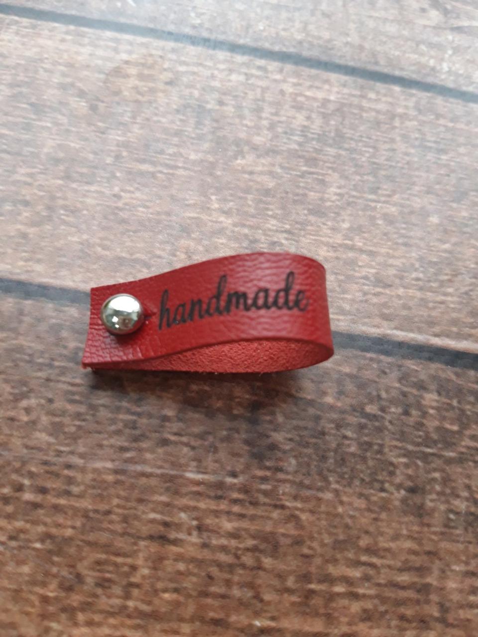 Кожаная бирка "Handmade" на кнопке цвет : красный - фото 1 - id-p139523378