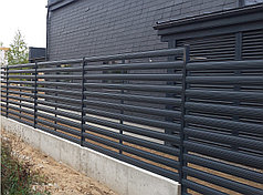 Забор из металлического горизонтального штакетника (односторонний штакетник/односторонняя зашивка) высота 2 м