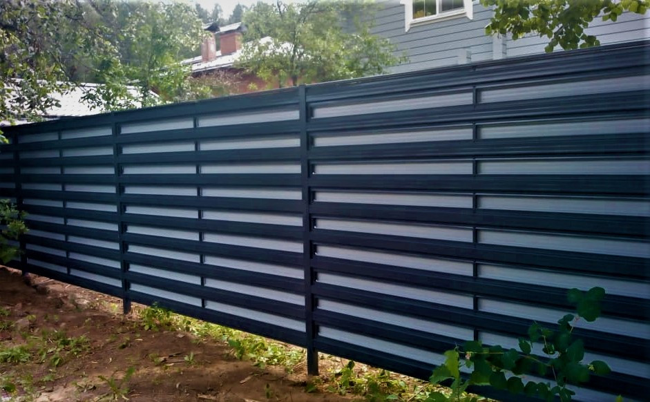 Забор из металлического горизонтального штакетника (односторонний штакетник/двухсторонняя зашивка) высота 2 м - фото 1 - id-p139529080