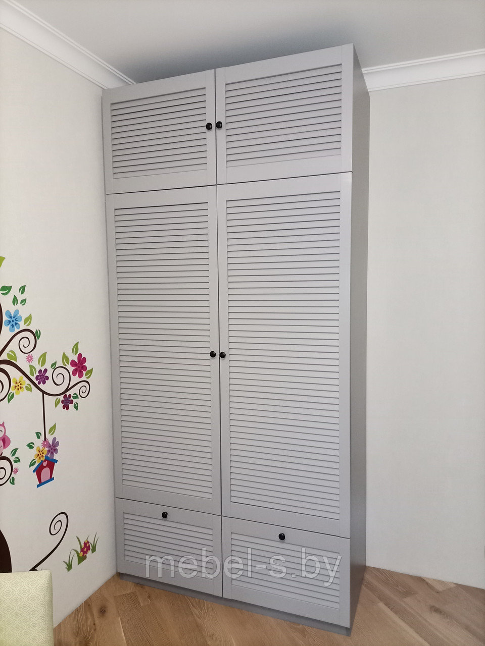 Шкаф с дверями-жалюзи