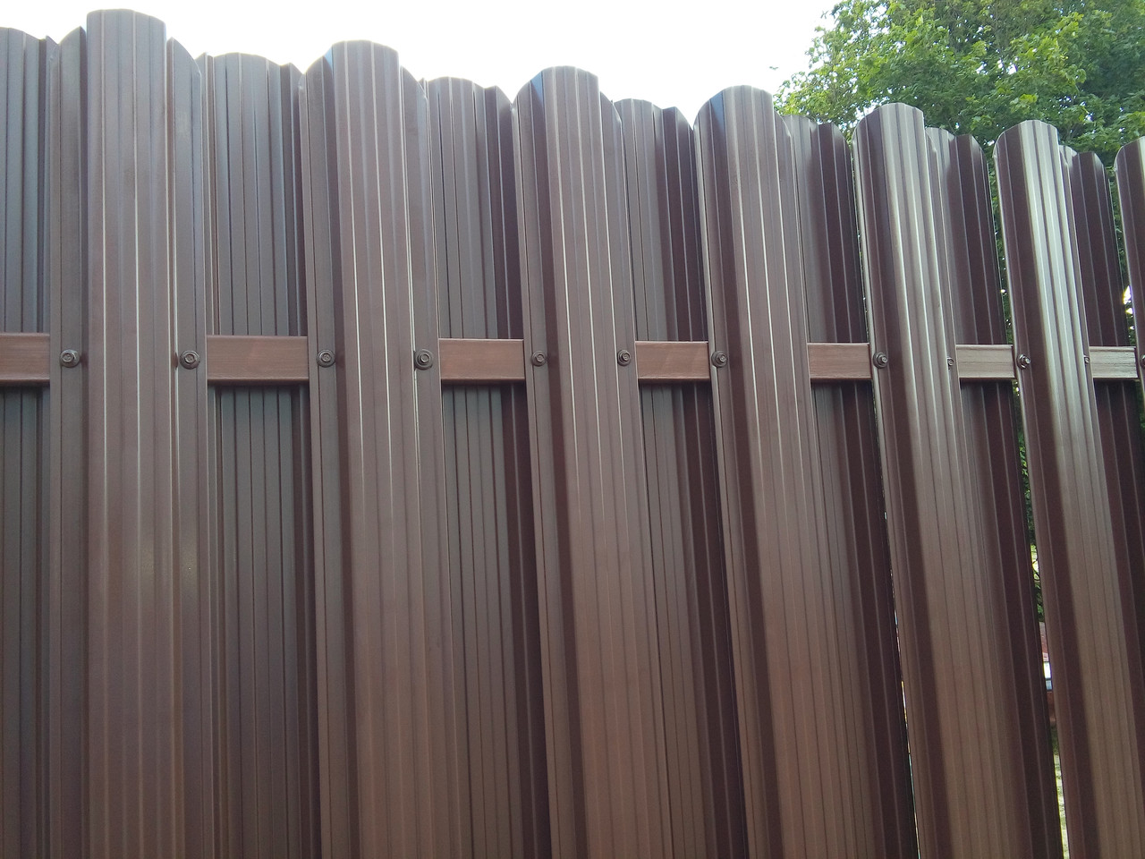 Забор из металлического штакетника (односторонний штакетник/двухсторонняя зашивка) высота 1,5 м - фото 2 - id-p139559180