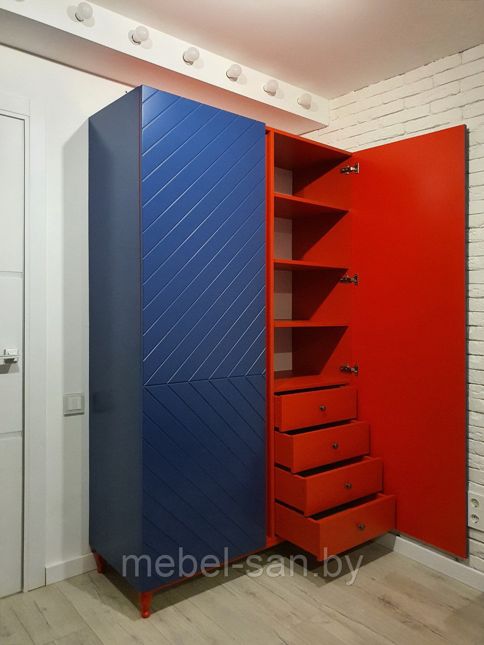 Яркий шкаф в комнату на деревянных опорах
