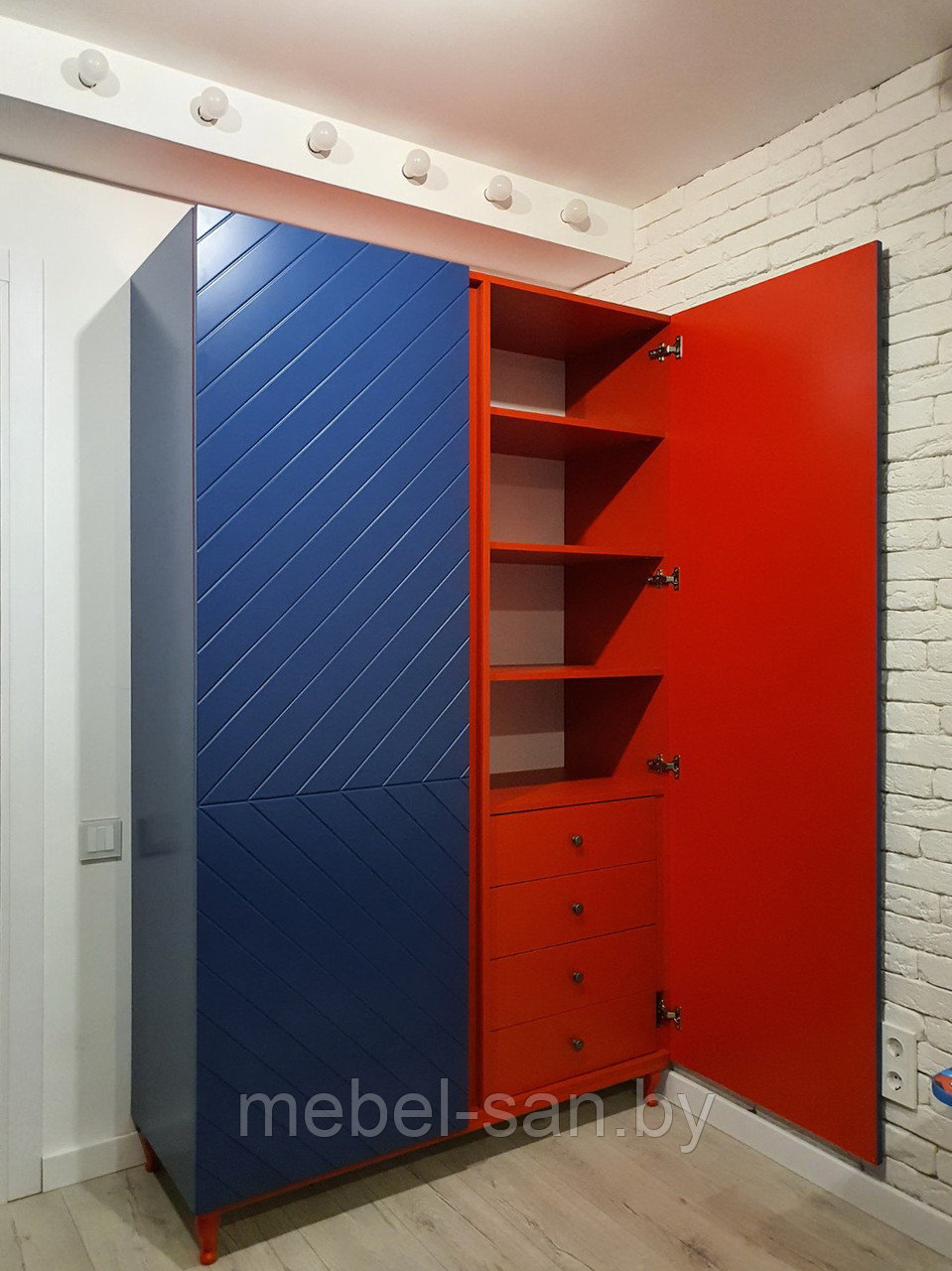 Яркий шкаф в комнату на деревянных опорах - фото 2 - id-p140164658