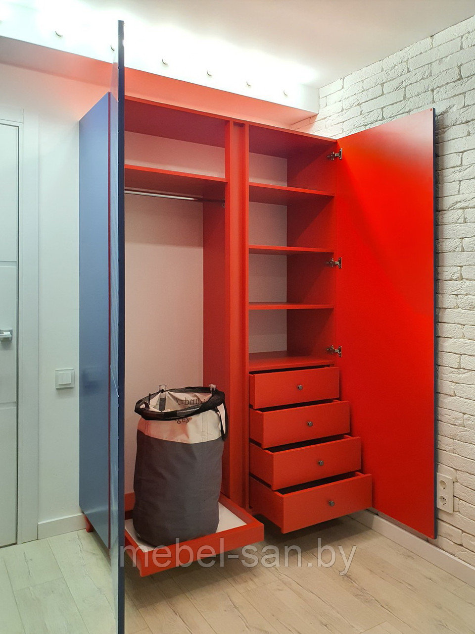 Яркий шкаф в комнату на деревянных опорах - фото 3 - id-p140164658