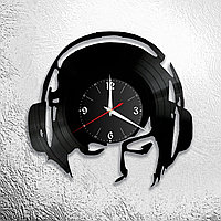 Оригинальные часы из виниловых пластинок "Наушники" версия 1