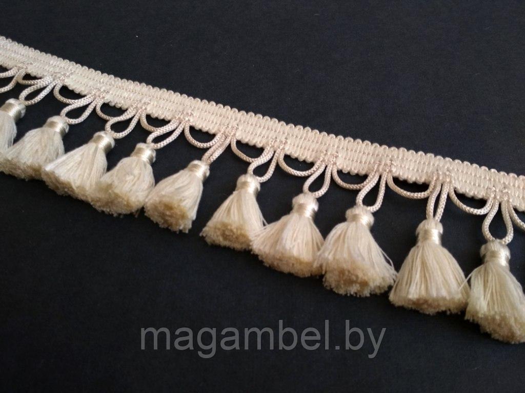 Бахрома декоративная молочного цвета цвета.