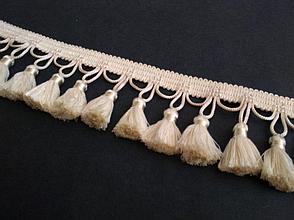 Бахрома декоративная молочного цвета цвета.