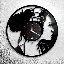 Часы из виниловых пластинок "Девушки"