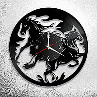 Оригинальные часы из виниловых пластинок "Лошади" версия 1