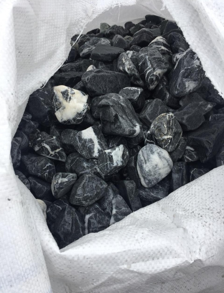 Крошка мраморная (черная с белыми прожилками) в биг-беге фр.10-20мм. 1000кг. / 1 тонна