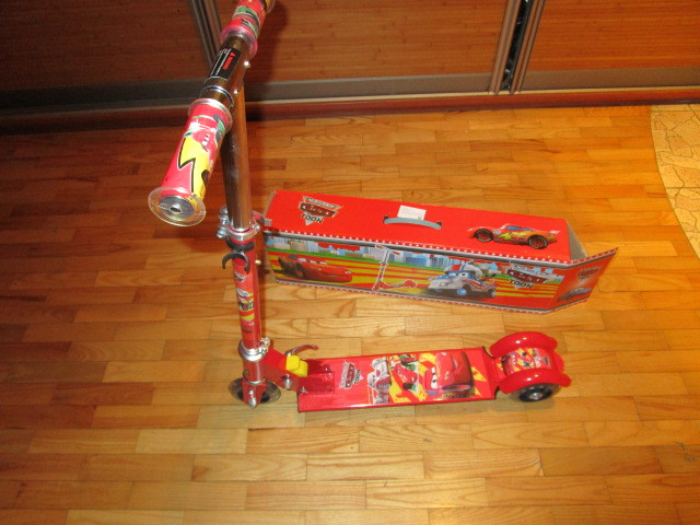 Детский трехколесный самокат ( ТАЧКИ) красный.До 50 кг.Светящиеся колеса 10см - фото 1 - id-p11047659