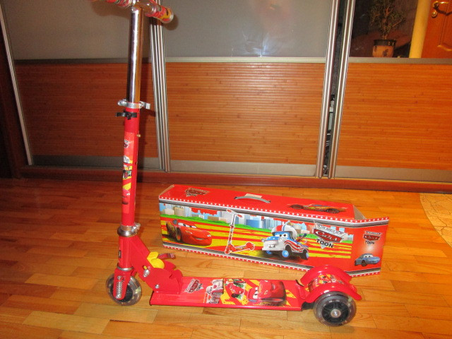 Детский трехколесный самокат ( ТАЧКИ) красный.До 50 кг.Светящиеся колеса 10см - фото 2 - id-p11047659