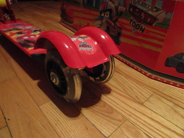 Детский трехколесный самокат ( ТАЧКИ) красный.До 50 кг.Светящиеся колеса 10см - фото 3 - id-p11047659