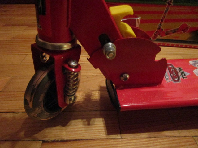 Детский трехколесный самокат ( ТАЧКИ) красный.До 50 кг.Светящиеся колеса 10см - фото 4 - id-p11047659
