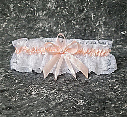 Подвязка невесты кружевная  персиковая с атласной лентой 1 см
