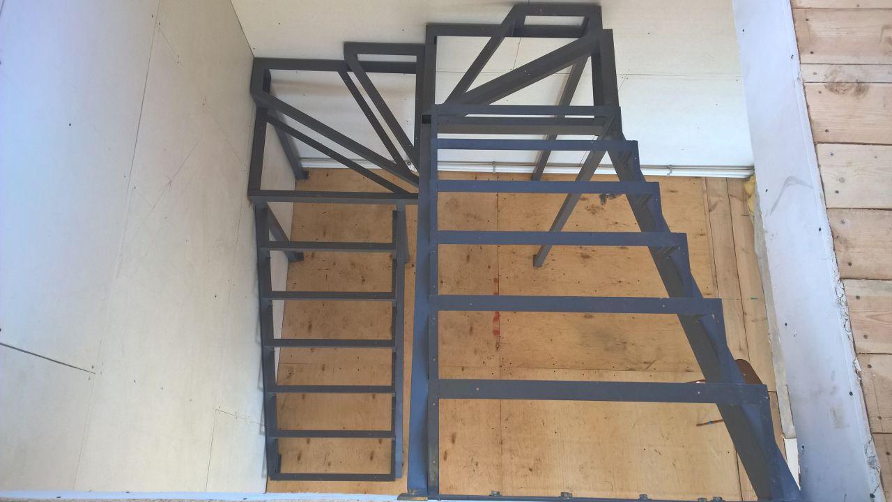 Лестница на металлокаркасе под зашивку модель 13