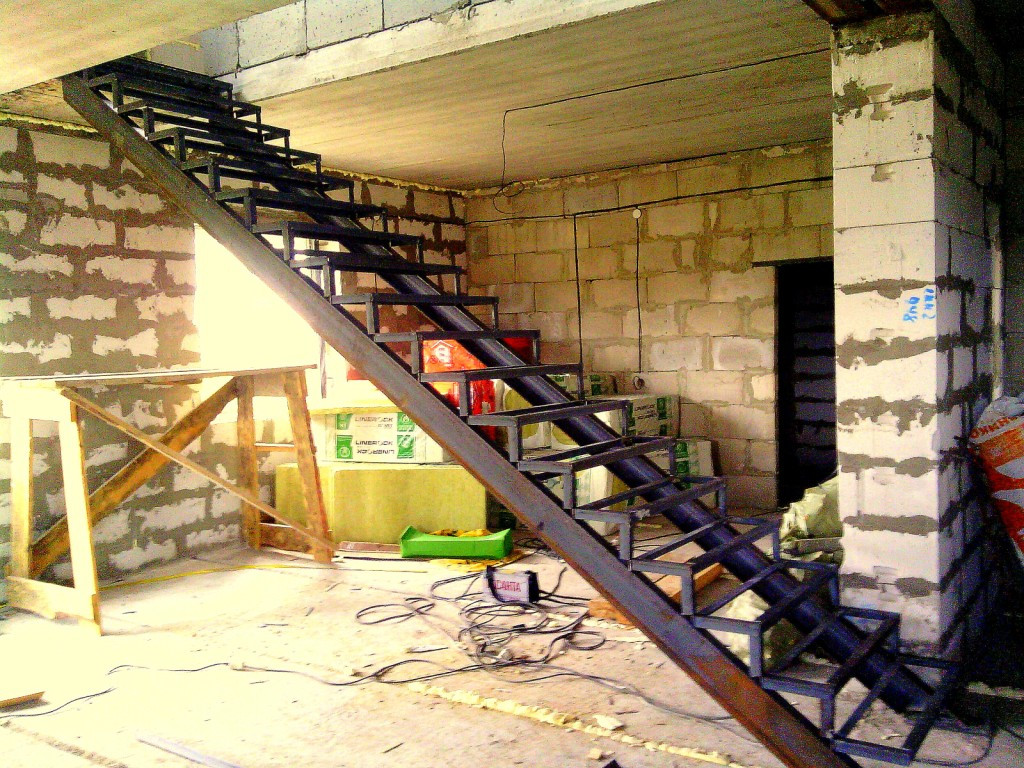 Лестница металлическая под зашивку модель 52