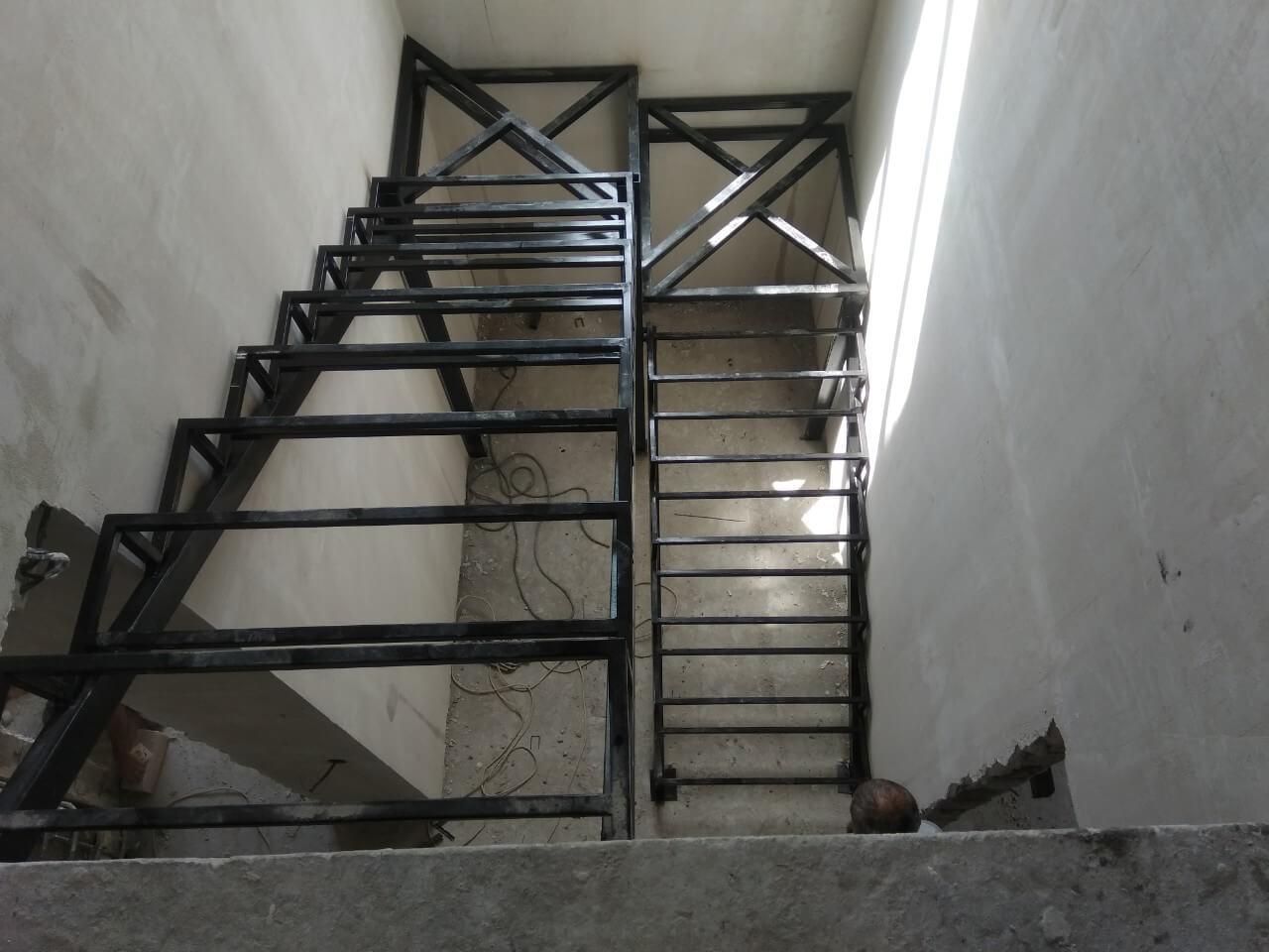 Металлический каркас для лестницы под обшивку модель 60 - фото 1 - id-p141250723