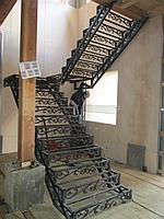 Двойной косоур для лестницы с ковкой модель 179