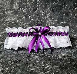 Подвязка невесты кружевная фиолетовая с атласной лентой 1 см
