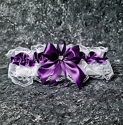 Подвязка невесты кружевная фиолетовая с атласной лентой 2,5 см