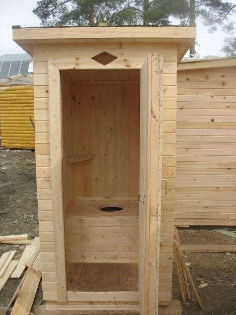 Туалетный домик для дачи из дерева
