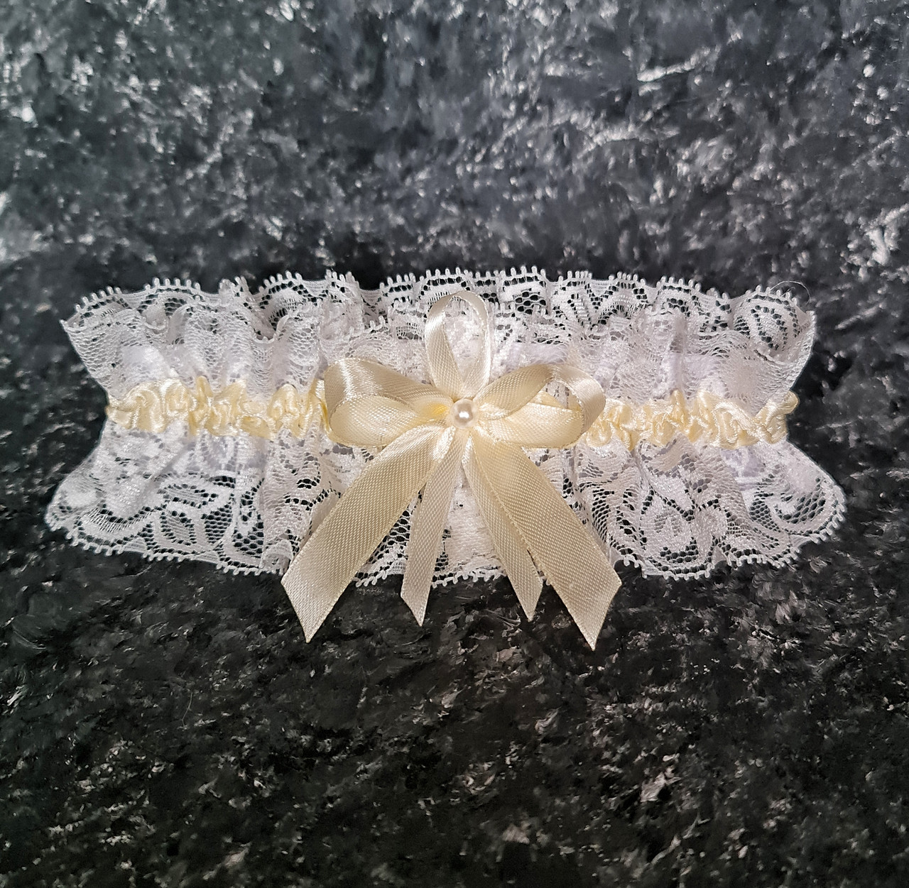 Подвязка невесты кружевная молочная с атласной кремовой лентой 1 см