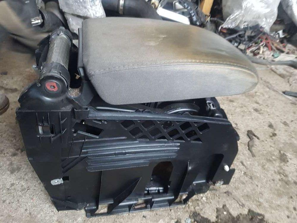 Подлокотник 1K5864251 Volkswagen Golf 5, VW, Гольф 5 2003-2008 гг.в.