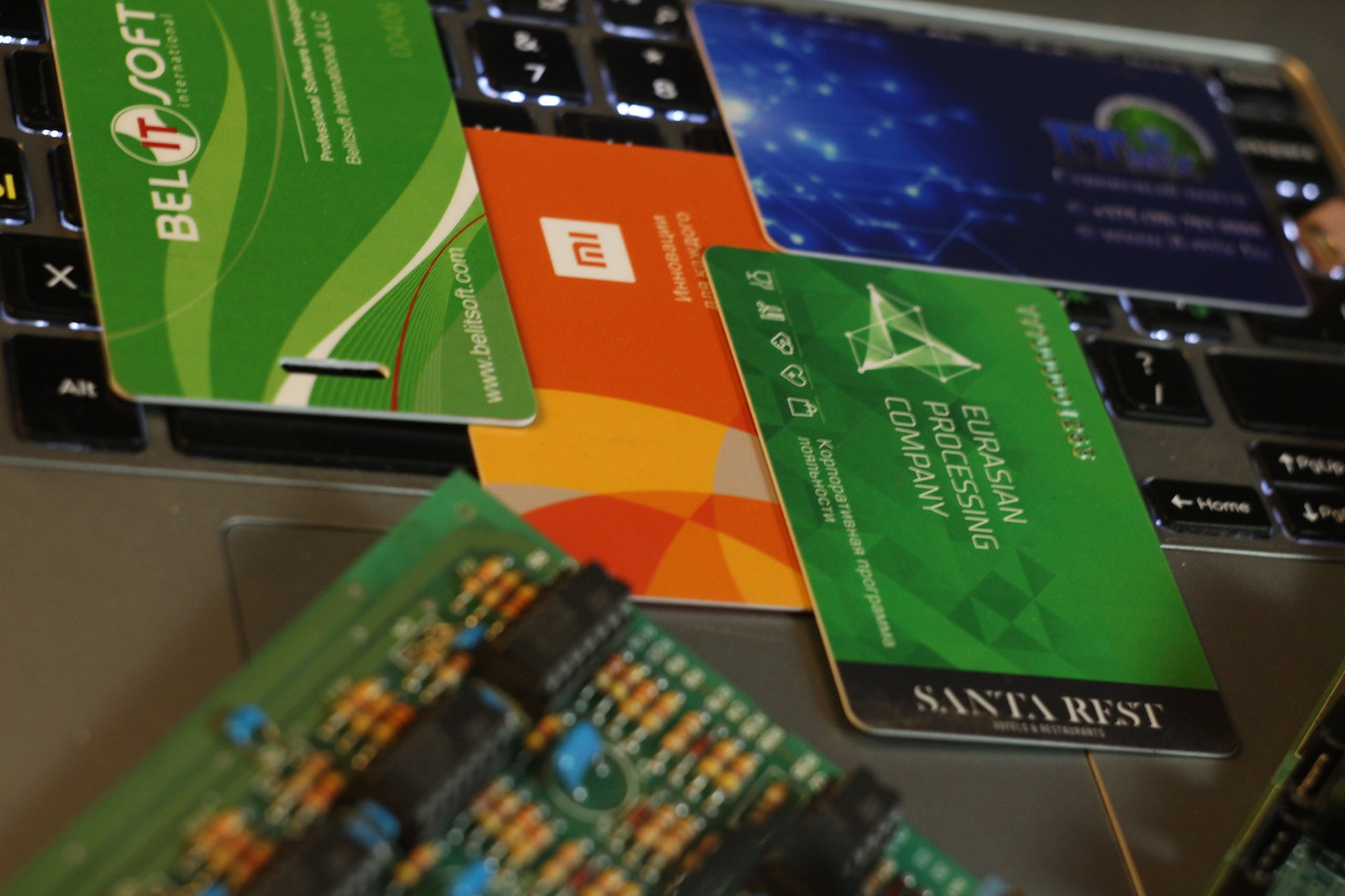 Полноцветные пластиковые карты с чипом EM-Marine и Mifare