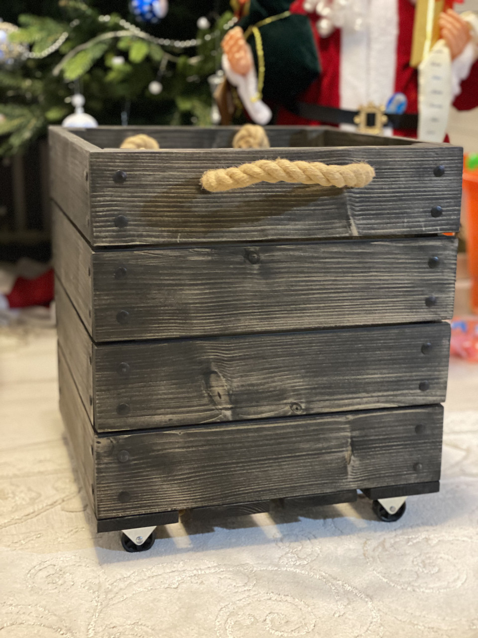 Ящик для хранения из дерева на колесиках