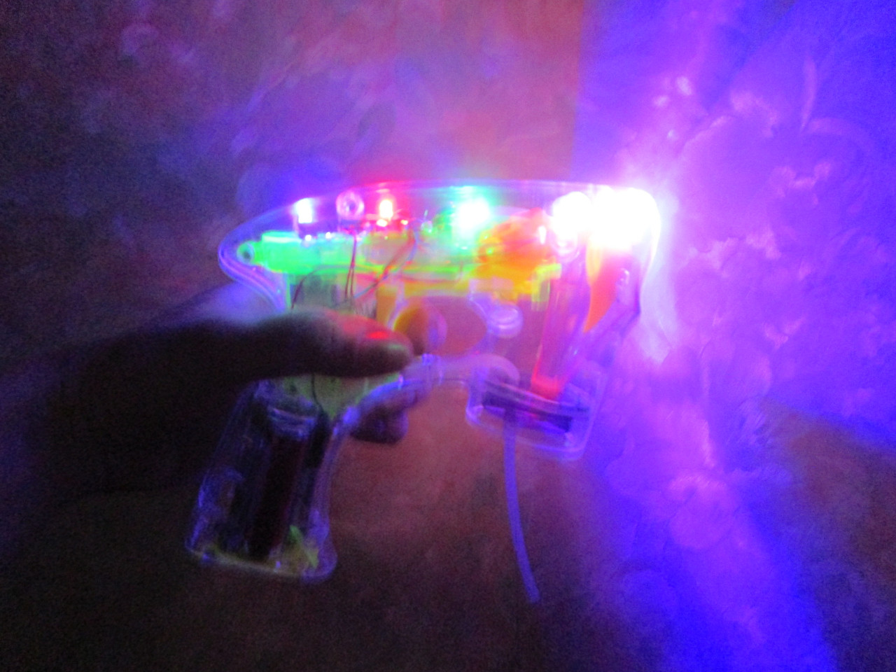 Мыльные пузыри пистолет светящийся на батарейках - фото 2 - id-p11574579