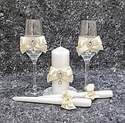 Комплект свадебных бокалов и свечей из набора "Perfect" в кремовом цвете