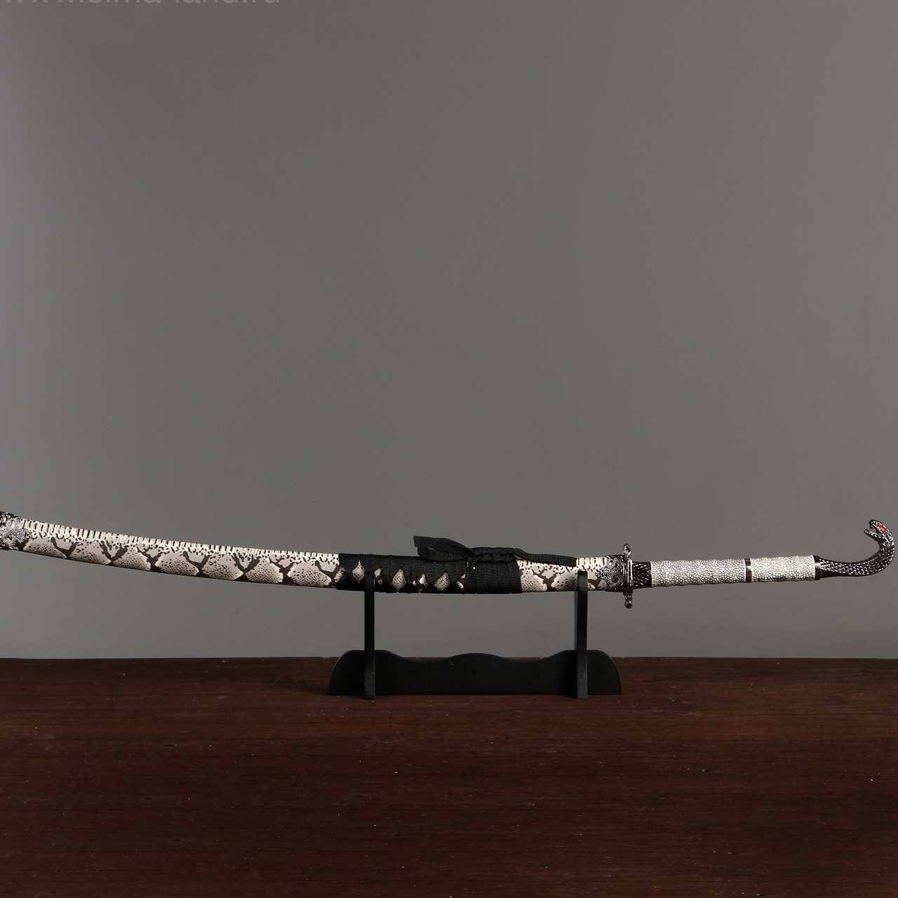 Сувенирное оружие «Катана на подставке», серые ножны под змеиную кожу, 115 см - фото 1 - id-p7647847