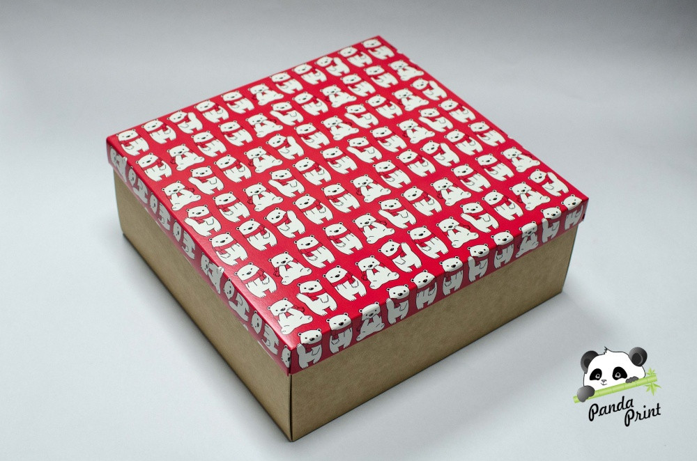 Коробка 260х255х100 Мишки на красном фоне (крафт дно)