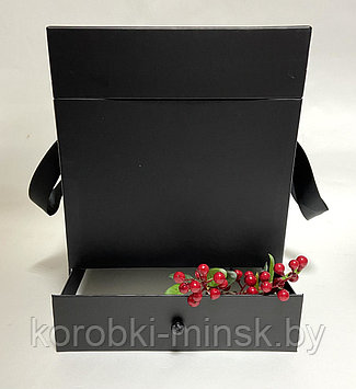 Квадратная с отделением для подарка 20х25,5 см , цвет  Черный