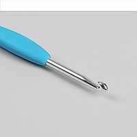 Крючок для вязания, с силиконовой ручкой, d = 4,5 мм, 14 см, цвет МИКС