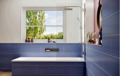 Стеклянная душевая шторка 70*140 см с распашной наружу дверью для ванны Ambassador