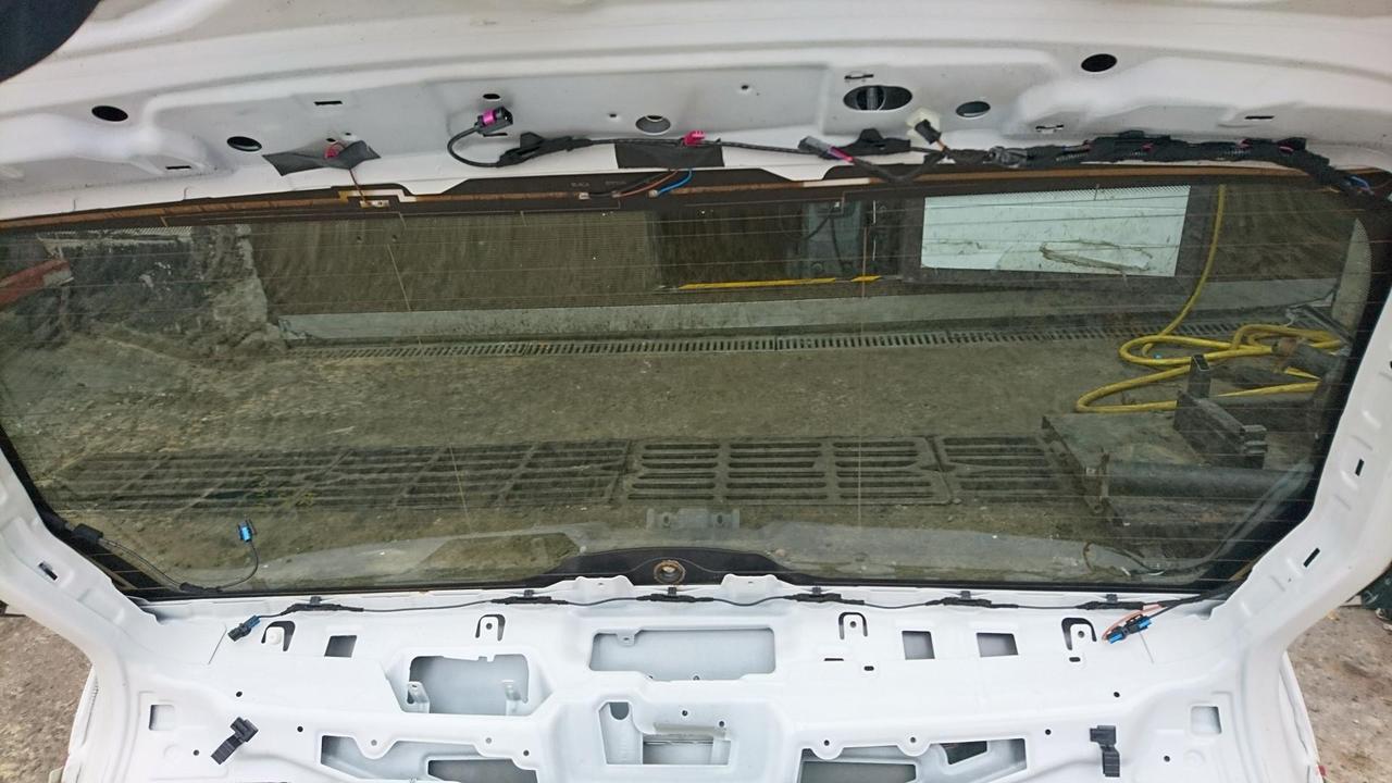 Стекло крышки багажника на BMW X5 E70