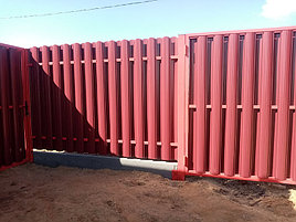 Забор из металлоштакетника (RAL3005) на сборном бетонном фундаменте 2020 год 8