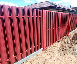 Забор из металлоштакетника (RAL3005) на сборном бетонном фундаменте 2020 год 9