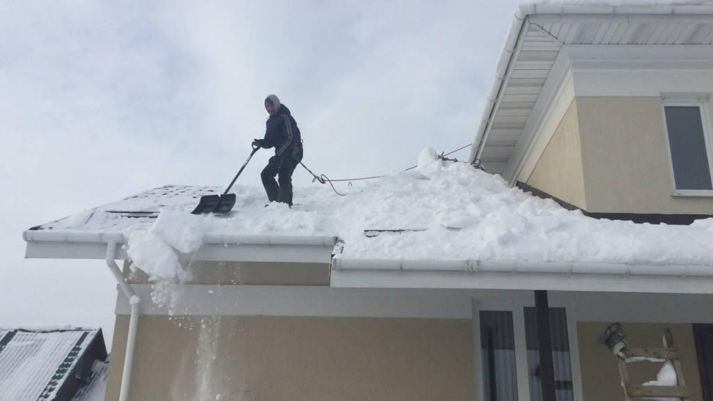Уборка снега с крыш частных коттеджей, дач и домов