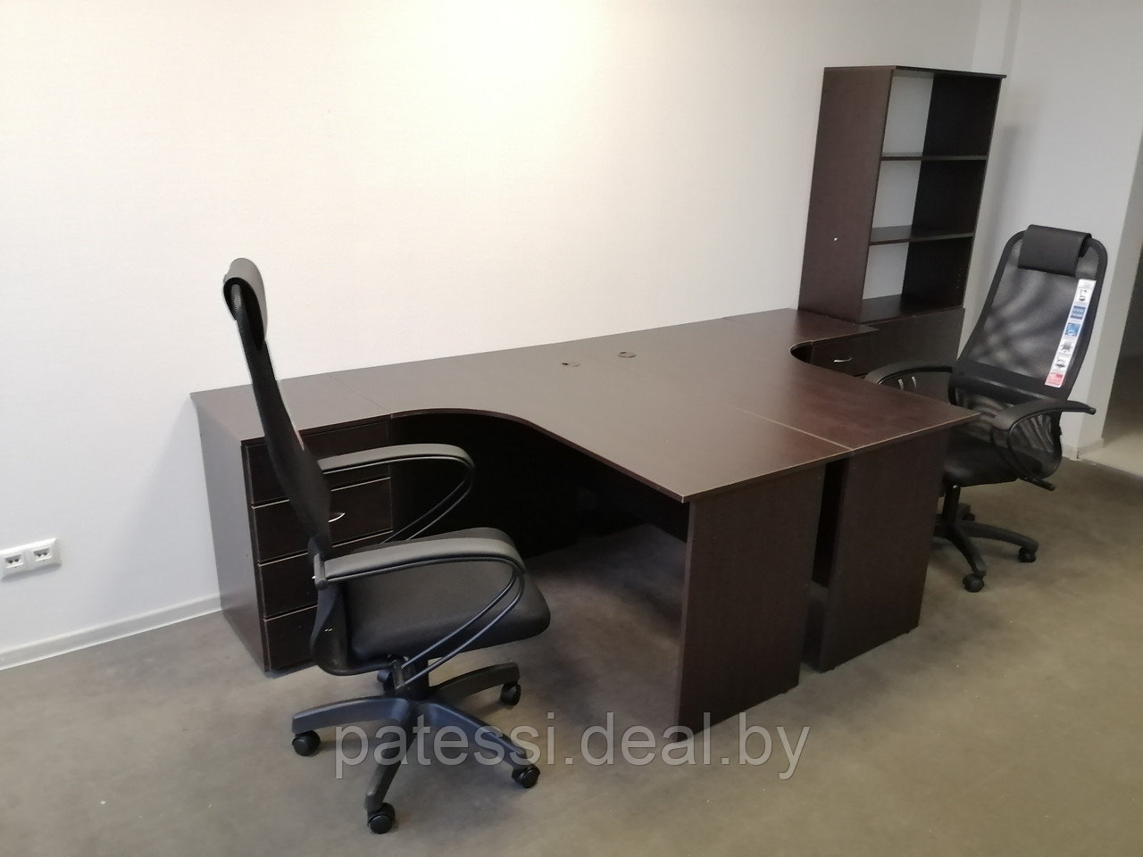Набор мебели для офиса П2У с креслами и шкафом. В НАЛИЧИИ
