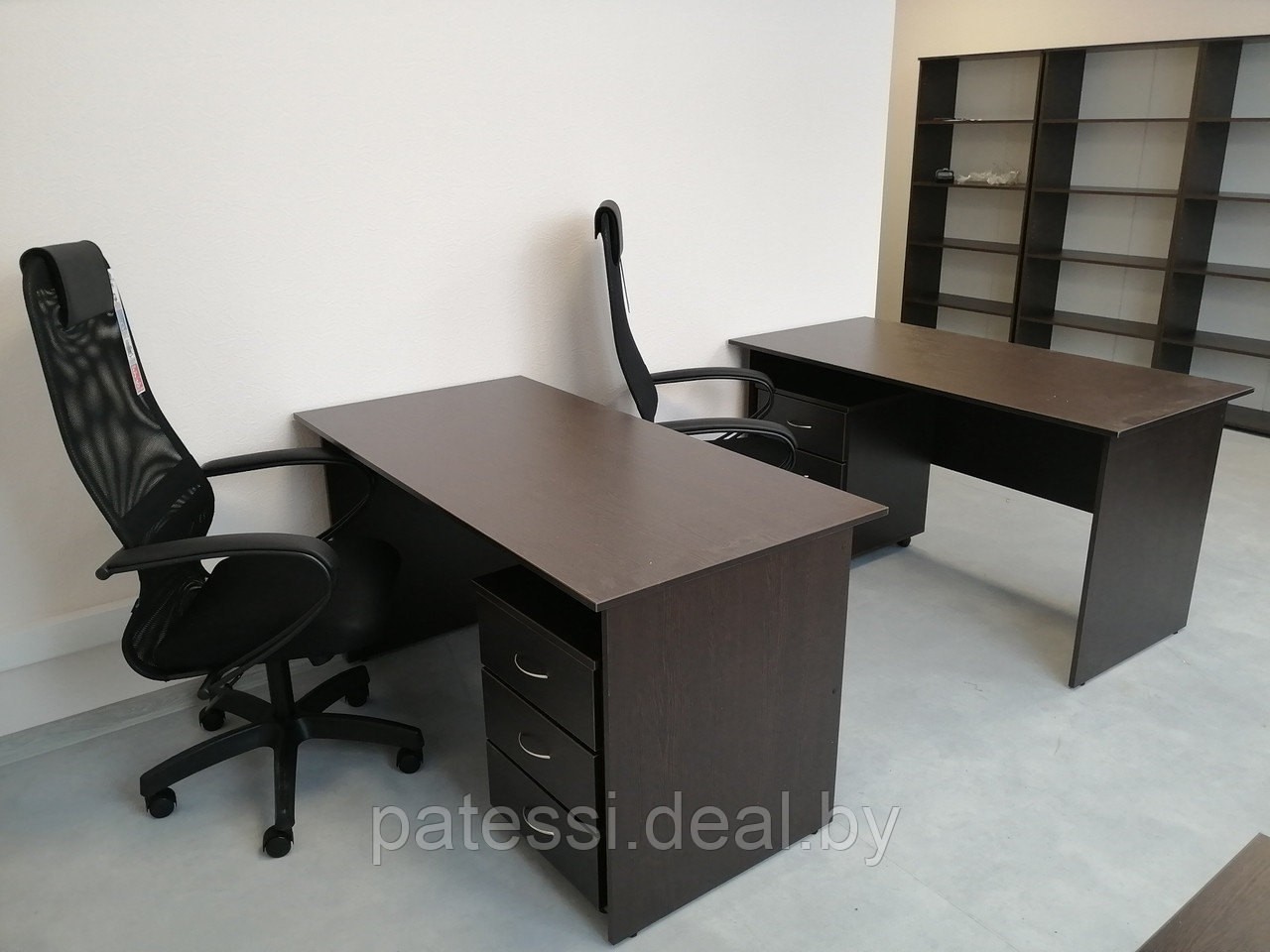 Набор офисной мебели на два рабочих места с креслами