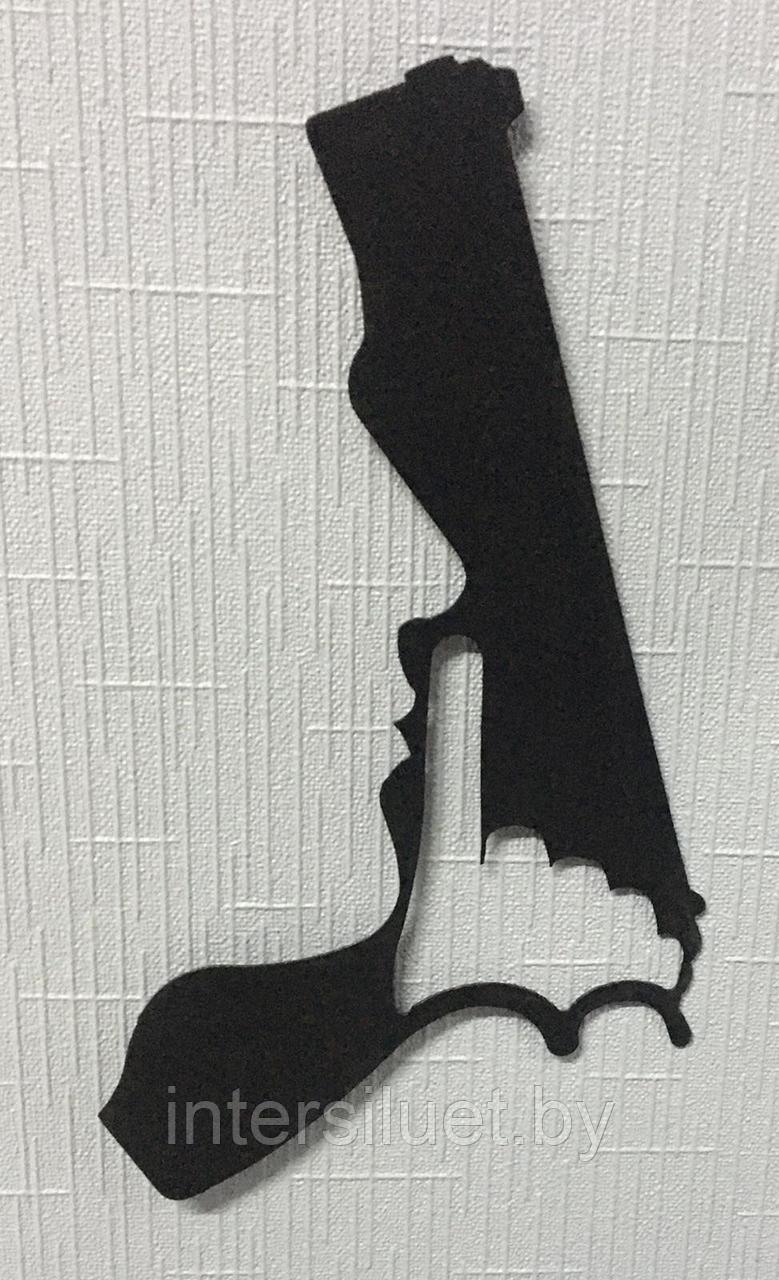 Металлическое декоративное панно Лицо с пистолетом 20х30см цвет: белый черный
