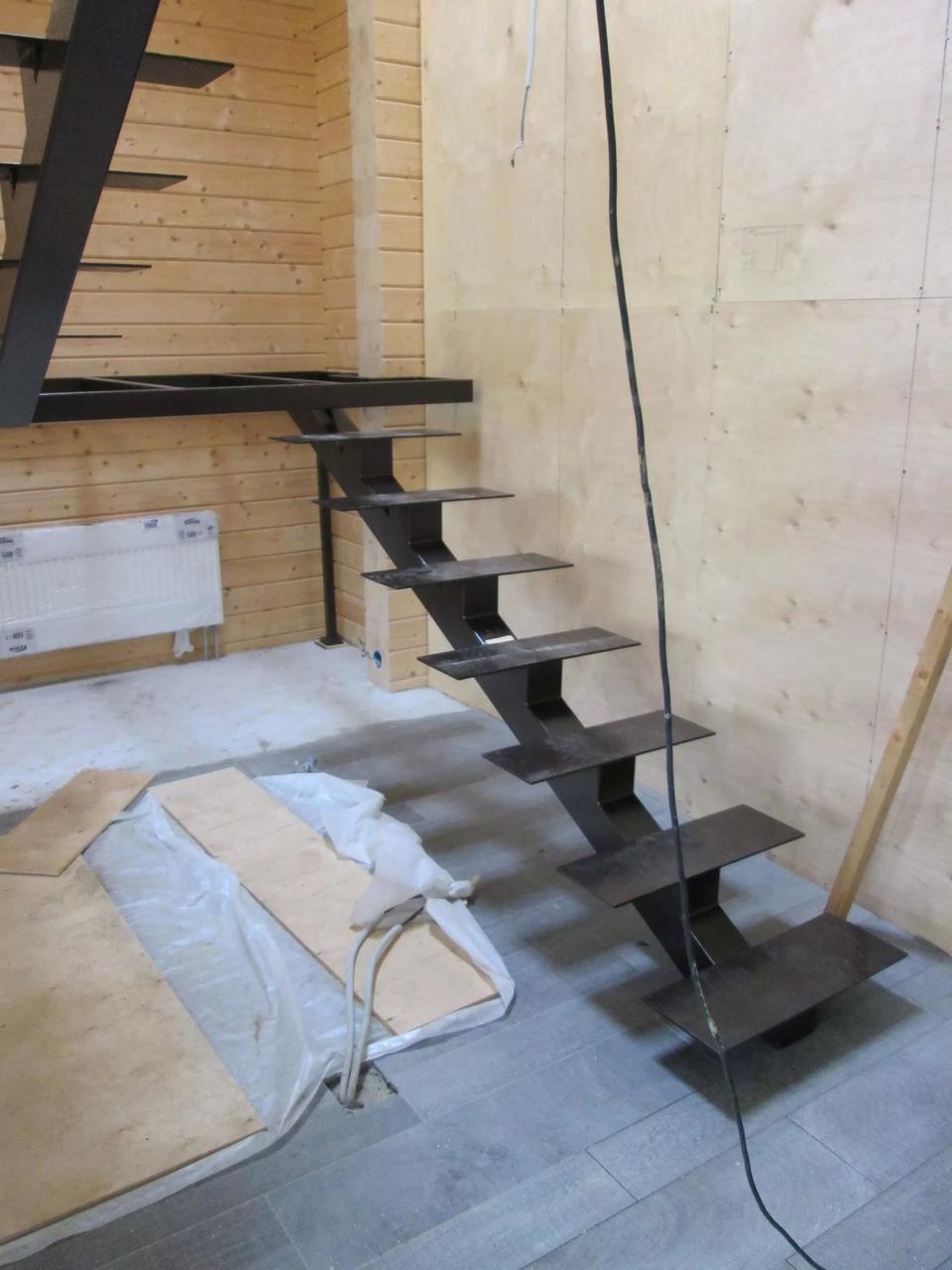 Металлическая лестница на монокосоуре модель 101 - фото 1 - id-p146046613