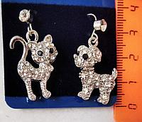 Серьги со стразами асимметричные 995 Кошка Собака несимметричные женские серебристые разные бижутерия