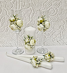 Комплект свадебных бокалов и свечей из набора "Пионы" в кремовом цвете