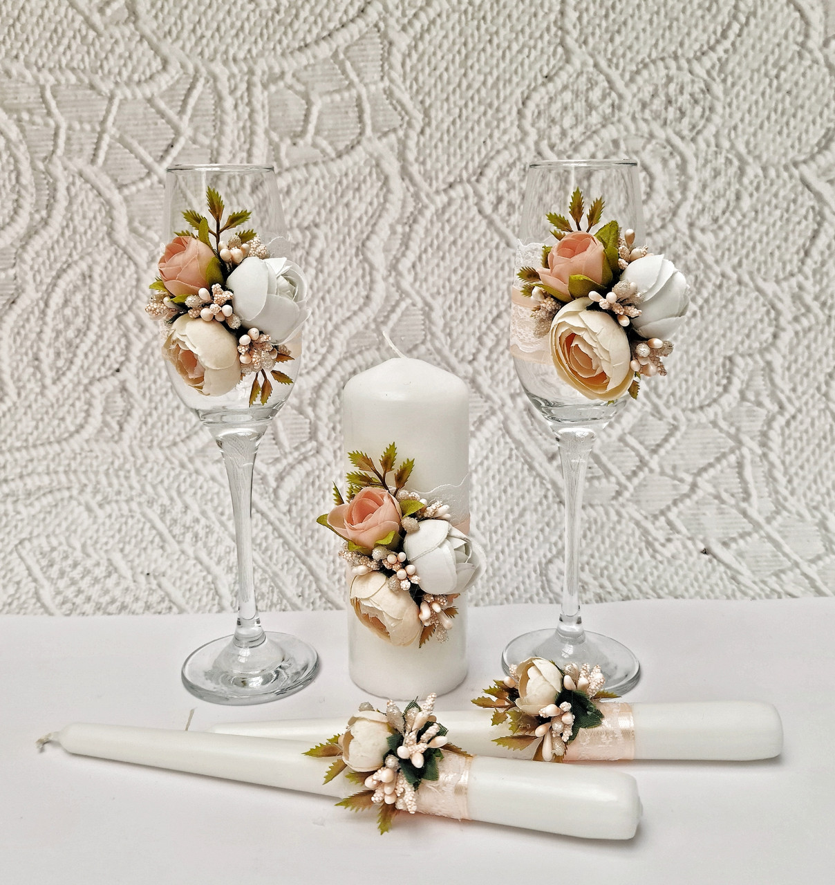 Комплект свадебных бокалов и свечей "Пионы" в персиковом цвете