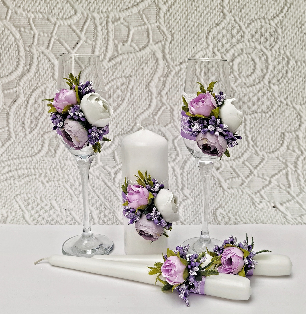 Комплект свадебных бокалов и свечей "Пионы" в сиреневом цвете
