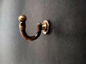 Крючок для штор стеновой цвета антик.